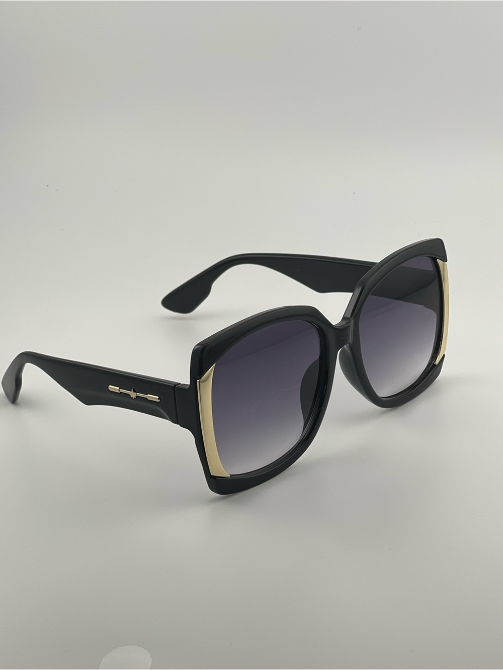 Elegant Black Oversized Sunglasses with Gold Trim